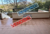 Отдельно стоящий дом с участком на продажу в городе Vélez-Málaga. Фото