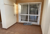Отдельно стоящий дом с участком на продажу в городе Vélez-Málaga. Фото