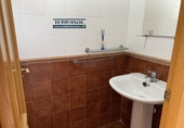Отдельно стоящий дом с участком на продажу в городе Vélez-Málaga. Фото