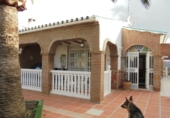 Отдельно стоящий дом с участком на продажу в городе Vélez-Málaga. Фото