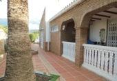 Отдельно стоящий дом с участком на продажу в городе Vélez-Málaga. Фото