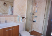 Отдельно стоящий дом с участком на продажу в городе Vélez-Málaga. Фото