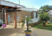 Отдельно стоящий дом с участком на продажу в городе Vélez-Málaga. Фото