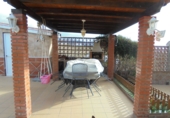 Отдельно стоящий дом с участком на продажу в городе Vélez-Málaga. Фото