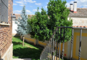 Отдельно стоящий дом с участком на продажу в городе Torredondo. Фото
