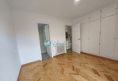Отдельно стоящий дом с участком на продажу в городе La Lastrilla. Фото