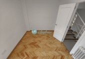 Отдельно стоящий дом с участком на продажу в городе La Lastrilla. Фото