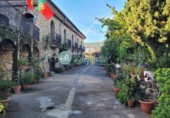 Участок с постройкой на продажу в городе Valencia de Alcántara. Фото