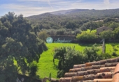 Участок с постройкой на продажу в городе Valencia de Alcántara. Фото