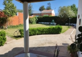 Отдельно стоящий дом с участком на продажу в городе Almendralejo. Фото