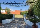 Отдельно стоящий дом с участком на продажу в городе Almendralejo. Фото