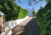 Отдельно стоящий дом с участком на продажу в городе Almendralejo. Фото