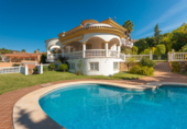 Вилла с участком на продажу в городе Benalmádena. Фото