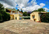 Вилла с участком на продажу в городе Benalmádena. Фото