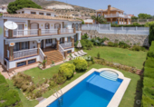 Вилла с участком на продажу в городе Benalmádena. Фото