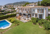 Вилла с участком на продажу в городе Benalmádena. Фото