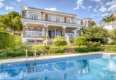 Вилла с участком на продажу в городе Benalmádena. Фото