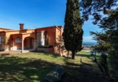 Отдельно стоящий дом с участком на продажу в городе Sant Feliu de Guíxols. Фото