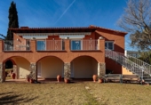 Отдельно стоящий дом с участком на продажу в городе Sant Feliu de Guíxols. Фото