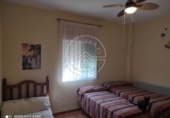 Отдельно стоящий дом с участком на продажу в городе La Carlota. Фото