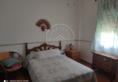 Отдельно стоящий дом с участком на продажу в городе La Carlota. Фото