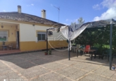 Отдельно стоящий дом с участком на продажу в городе La Carlota. Фото