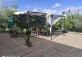 Отдельно стоящий дом с участком на продажу в городе La Carlota. Фото