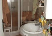 Дом с участком на продажу в городе Вальдепеньяс. Фото