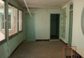 Дом с участком на продажу в городе Вальдепеньяс. Фото