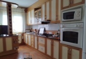 Отдельно стоящий дом с участком на продажу в городе Вальдепеньяс. Фото