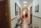 Отдельно стоящий дом с участком на продажу в городе Вальдепеньяс. Фото