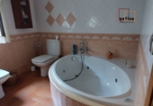 Отдельно стоящий дом с участком на продажу в городе Вальдепеньяс. Фото