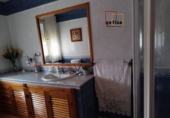Отдельно стоящий дом с участком на продажу в городе Вальдепеньяс. Фото