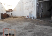 Дом с участком на продажу в городе Вальдепеньяс. Фото