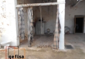 Дом с участком на продажу в городе Вальдепеньяс. Фото