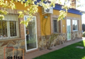 Отдельно стоящий дом с участком на продажу в городе Вальдепеньяс. Фото