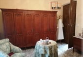Дом с участком на продажу в городе Вальдепеньяс. Фото