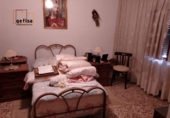 Дом с участком на продажу в городе Вальдепеньяс. Фото