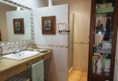 Отдельно стоящий дом с участком на продажу в городе Вальдепеньяс. Фото