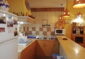 Отдельно стоящий дом с участком на продажу в городе Вальдепеньяс. Фото