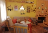 Отдельно стоящий дом с участком на продажу в городе Вальдепеньяс. Фото