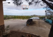 Отдельно стоящий дом с участком на продажу в городе Вальдепеньяс. Фото