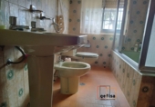 Отдельно стоящий дом с участком на продажу в городе Вальдепеньяс. Фото