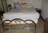 Дом с участком на продажу в городе Вальдепеньяс. Фото