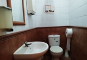 Дом с участком на продажу в городе Вальдепеньяс. Фото