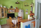 Дом с участком на продажу в городе Вальдепеньяс. Фото