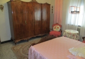 Дом с участком на продажу в городе Вальдепеньяс. Фото