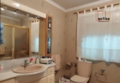 Дом с участком на продажу в городе Вальдепеньяс. Фото