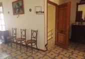 Дом с участком на продажу в городе Вальдепеньяс. Фото