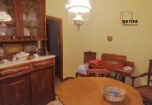Дом с участком на продажу в городе Вальдепеньяс. Фото